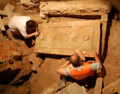 Descoperire în Cetate: A fost dezgropată piatra funerară veche de 600 de ani a unui orădean pe nume Conrad (FOTO)